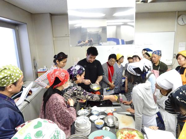 ユネスコ料理教室でギリシャ料理に挑戦。講師の話も楽しみ（撮影：2017年２月　写真提供：杉並ユネスコ協会）