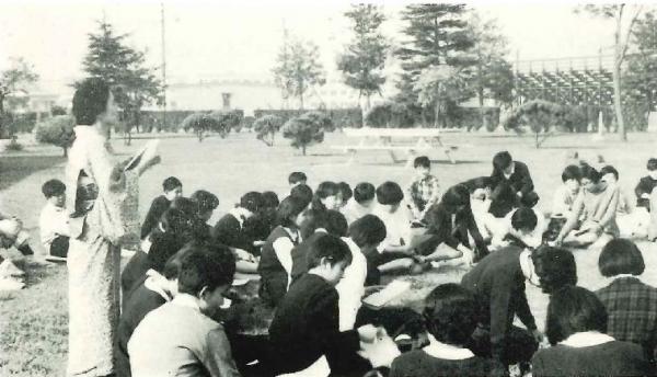大和ハイスクール（アメリカンスクールの学校名）訪問。活動は学校を変え続いている（撮影：1967年11月　写真提供：杉並ユネスコ協会）