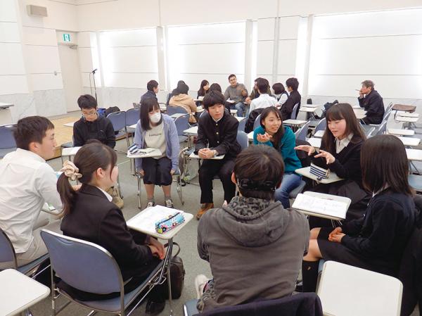 広島スタディーツアーで、現地の学生と意見交換（写真提供：杉並ユネスコ協会）