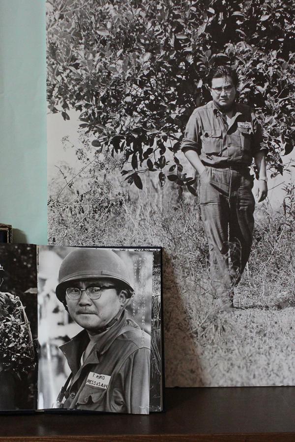 記念文庫内に展示されているベトナム滞在中の写真と関連書籍