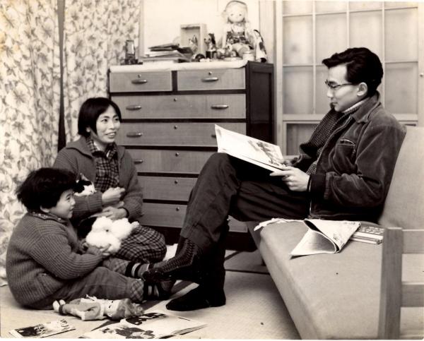 1958（昭和33）年、自宅で家族と（写真提供：開高健記念会）