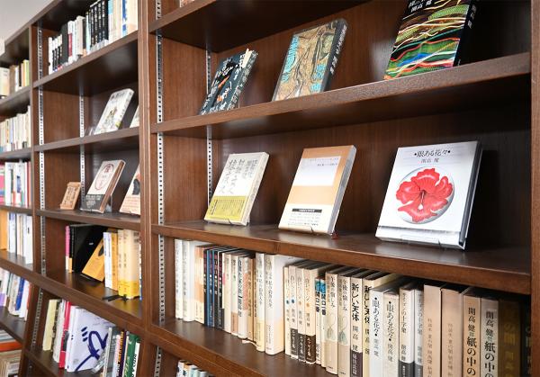 開高健記念文庫の館内。著作や関連書籍が壁一面に並ぶ