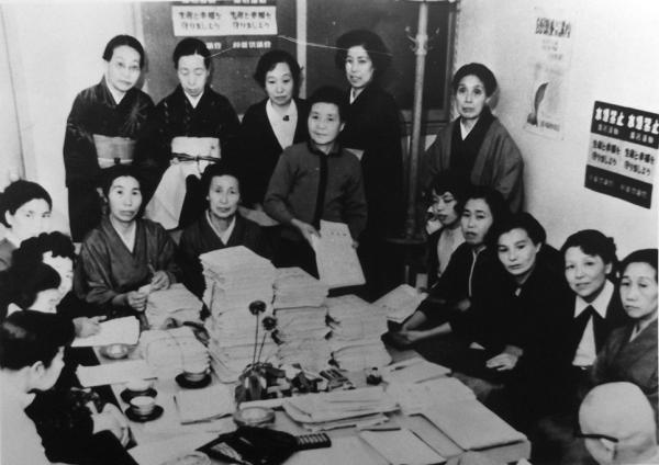 公民館で署名簿を整理する婦人たち（所蔵：杉並区立郷土博物館）