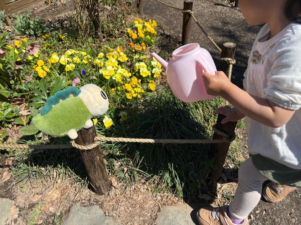 「水やりのお手伝い、えらいね～」