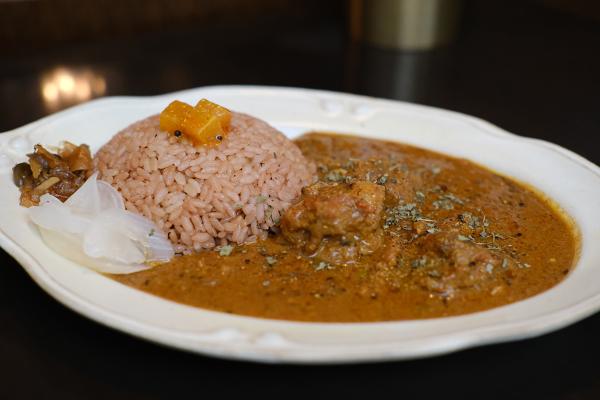 「旅する喫茶のチキンカレー」。トマトの酸味とココナツミルクがマッチ（写真提供：旅する喫茶）