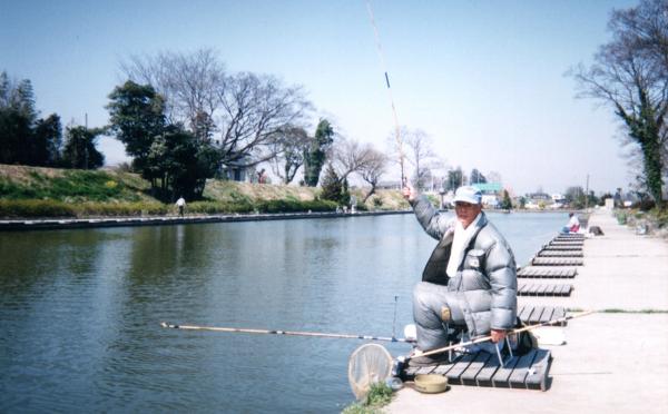 管理釣り場でヘラブナ釣りを楽しむ（写真提供：綾部庄一さん）