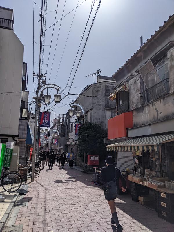 高円寺あづま通り商店会。探偵事務所の所在地として設定されている