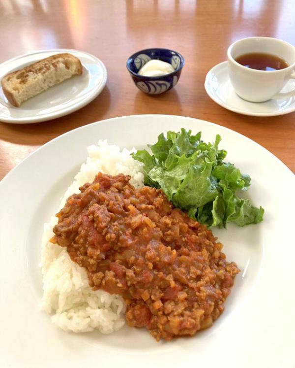 「イタリアンなキーマカレー」。ヨーグルト、シナモンパン、ドリンク付き（写真提供：イタヤカフェ）