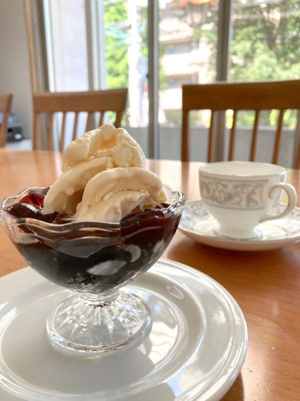 「コーヒー屋さんのコーヒーゼリー」。コーヒーの味にバニラアイスがよく合う（写真提供：イタヤカフェ）