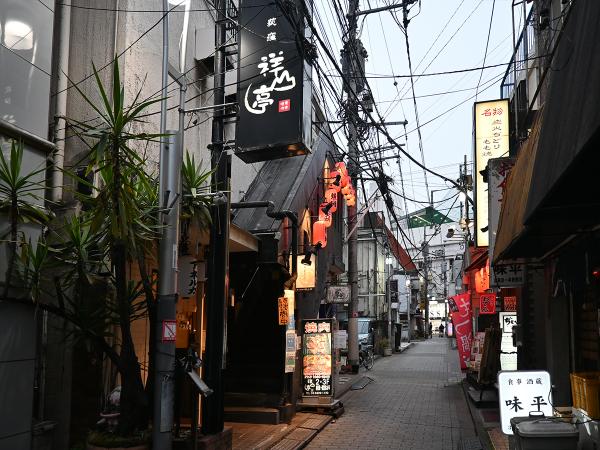 店舗入り口は、赤ちょうちんが下がる外階段が目印