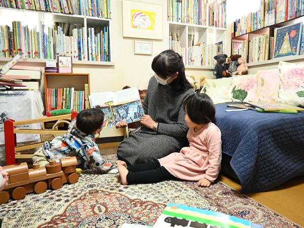 読み聞かせを楽しみながら、安心してくつろぐ子どもたち