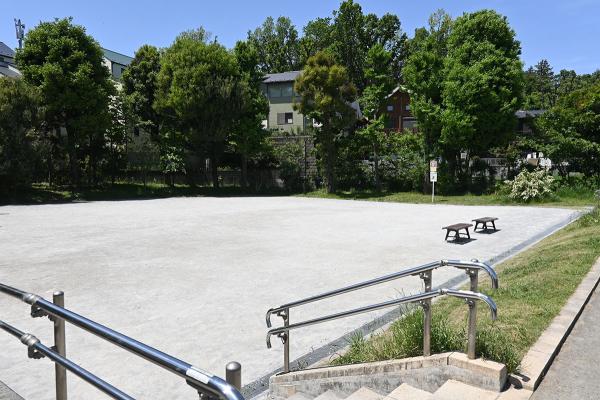 公園の西側には開放的な広場がある