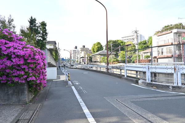 左側が光明院。照山荘アパートはその裏手（写真左奥）にあったと思われる