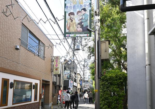 多くの店が立ち並ぶ荻窪教会通り商店街