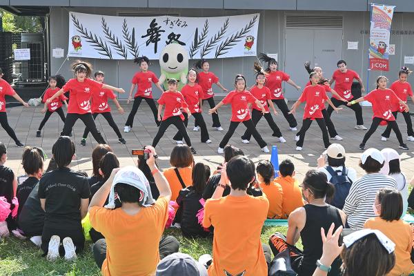 2022（令和４）年のすぎなみ舞祭の様子。なみすけの着ぐるみも登場した（写真提供：すぎなみ舞祭実行委員会）