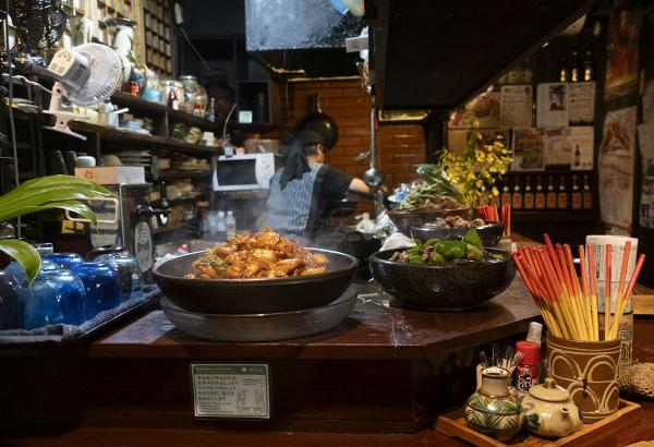 その日のお勧め料理がカウンターに並ぶ