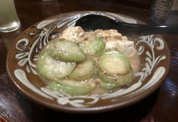 「ナーベラー（ヘチマの味噌炒め）」。味噌の香りが食欲をそそる