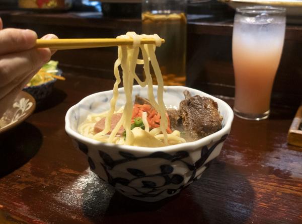 「沖縄そば」。もちっとした麺の食感も楽しい