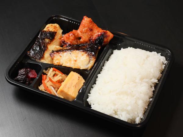 テイクアウトの「３種盛り弁当」。他に、焼き魚や肉の弁当もある（写真提供：魚き食堂）