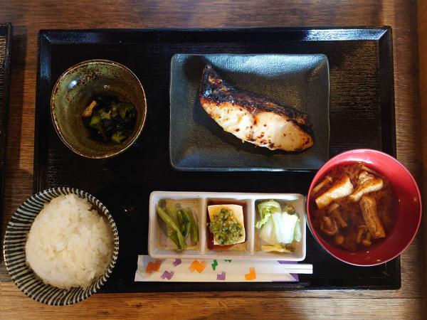 栄養バランスを考えたヘルシーメニューの「ひらす西京漬け定食」