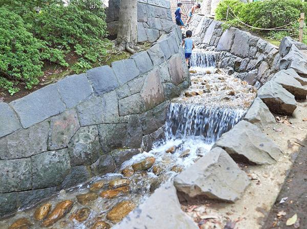 区立馬橋公園。上流はちょっとした渓流のよう