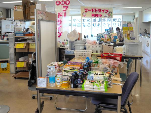 ４階の事務局ではフードドライブ事業のため、未利用食品を常時受け付けている