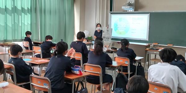 区立松ノ木中学校で行われた環境学習支援の様子（写真提供：NPO法人すぎなみ環境ネットワーク）