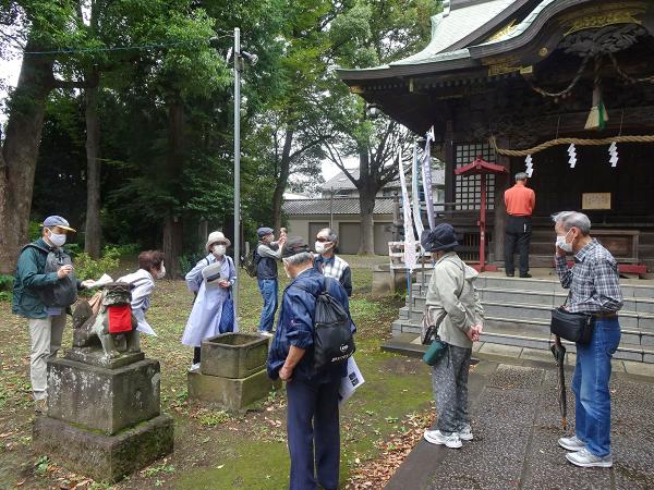 「上水に挟まれた地・高井戸を歩く」 で、上高井戸第六天神社を見学（写真提供：杉並郷土史会）