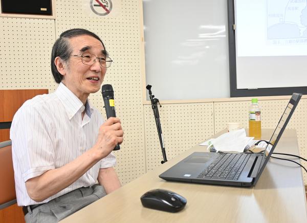 講演中の寺田会長 （元杉並区立郷土博物館館長）