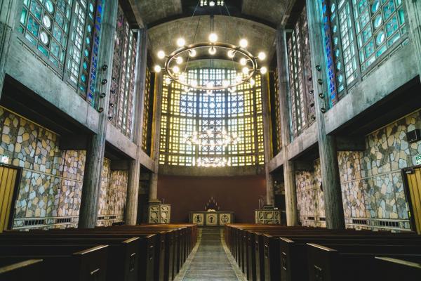礼拝堂内部。42色のステンドグラスがコンクリート打ち放しの壁に映える（写真提供：東京女子大学）