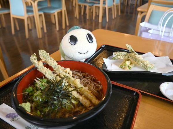 昼ご飯はアスパラの天ぷらそば。アスパラも名寄市の特産品だ