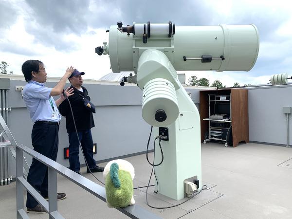 望遠鏡のある部屋の屋根がスライドして空の下に。「星空、見たかったな」