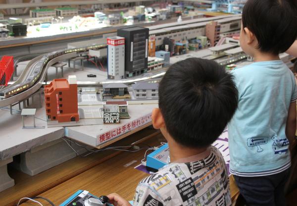 鉄道イベントでは地域の子どもたちが鉄道模型操縦に挑戦