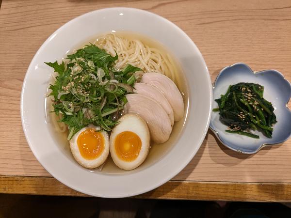 野菜がたっぷりな「鶏肉と薬味野菜のそうめん ほうれん草のおひたしセット」