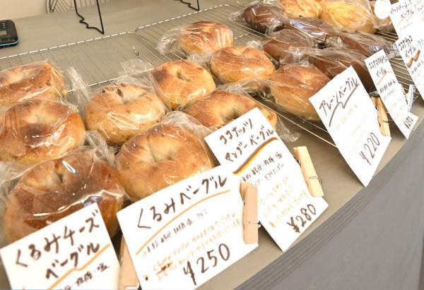 種類豊富なベーグルのほか、食パンやキャロットケーキなども販売