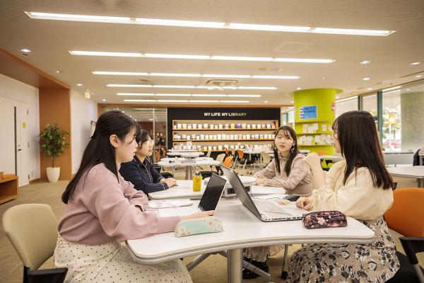 図書館の一角には学生たちが共に学ぶスペースもある（写真提供：東京女子大学）