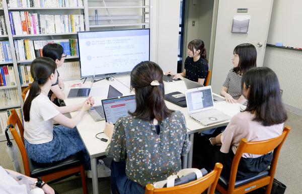 数理科学科ゼミ風景（写真提供：東京女子大学）