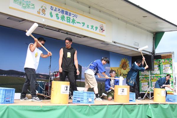 「もちつきチャンピオン決定戦」。勝利のポイントは餅のおいしさとつきっぷり（写真提供：名寄市）