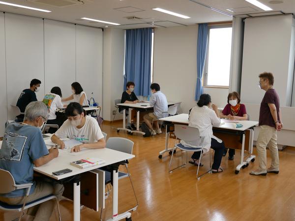 「土曜日教室」は、日本語初心者から上級者まで、レベルに合わせて学習している