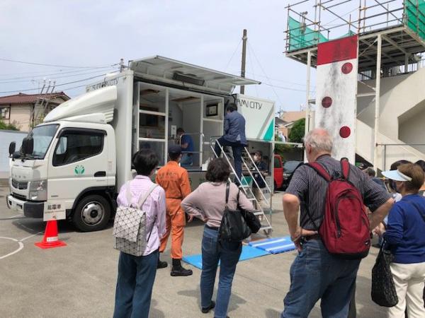 起震車による体験学習の様子。地震未経験の学習者も多い（写真提供：LTC友の会）