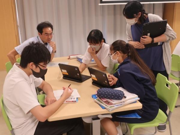 高円寺学園　意見交換会のテーマは「杉並区子ども基本条例案を考えよう！」（写真提供：杉並区教育委員会庶務課）