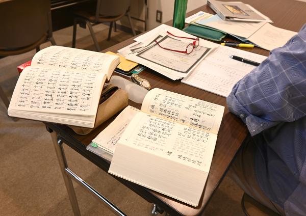 古文書辞典を参照しながら、熱心に読解に取り組む会員