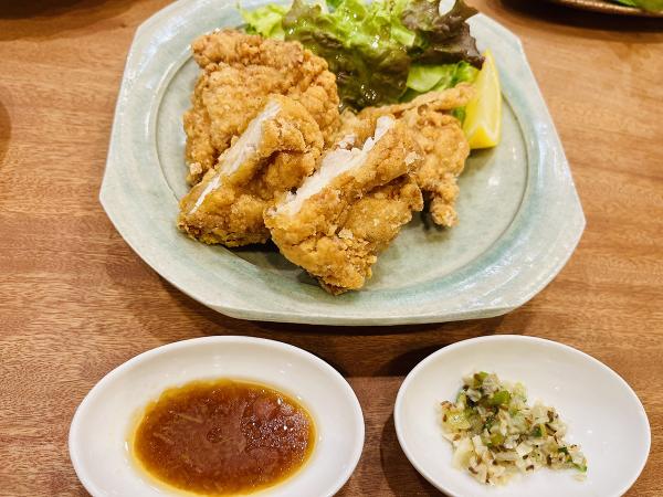 創業当初からの人気メニュー「でっかい鶏唐揚げ」（900円）は２種類のタレが選べる