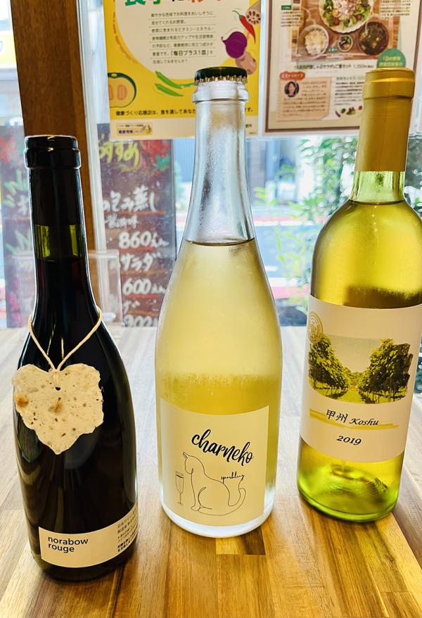 東京都産のワインを飲めるのも楽しみの一つ。左から、赤、スパークリング、白