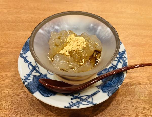 「自家製わらび餅（本わらび粉入り）」（350円）は旅先で出合った味を再現