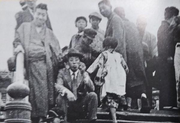 1931（昭和６）年５月、江東区亀戸の太鼓橋にて。座っているのが小林多喜二（出典：『新潮日本文学アルバ ム 小林多喜二』）