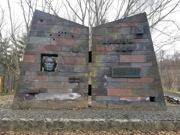 小樽市の旭展望台に建つ「小林多喜二文学碑」（写真提供：市立小樽文学館）