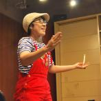 西荻窪・今野書店でのワークショップで子供たちに語りかけるスギヤマさん (撮影：2023年9月10日)　