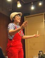 西荻窪・今野書店でのワークショップで子供たちに語りかけるスギヤマさん (撮影：2023年9月10日)　