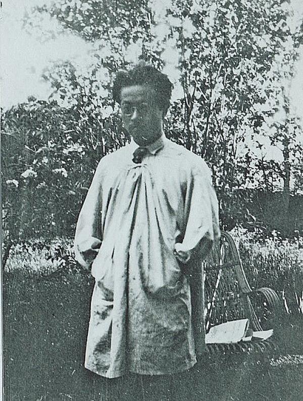 1932（昭和７）年、ロラン邸でロランの肖像を制作中の高田（写真提供：髙橋純さん）